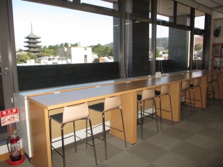 一般開架室から興福寺が見える写真